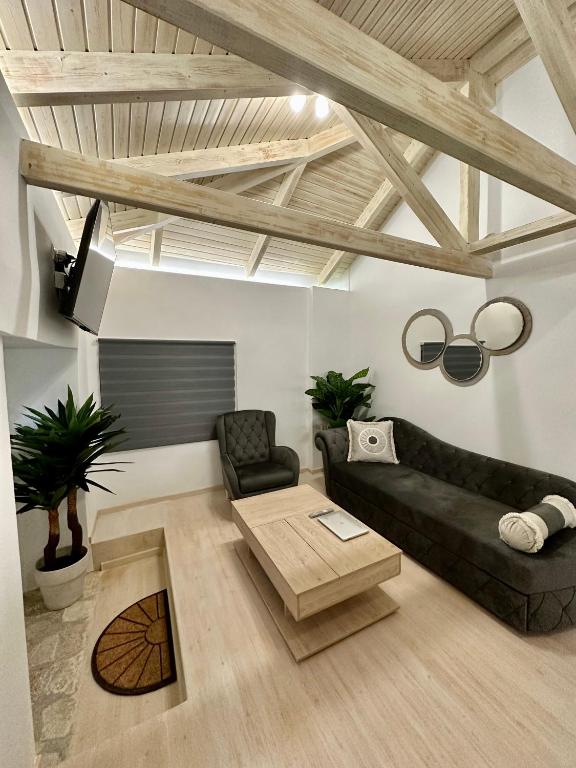 卡拉米锡WoodHome的客厅里有一张黑色沙发和一张桌子