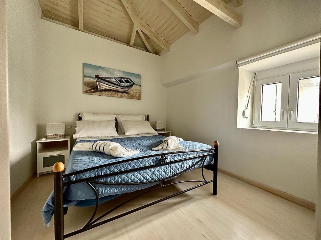 1 dormitorio con 1 cama en una habitación con ventana en WoodHome, en Kalamitsi