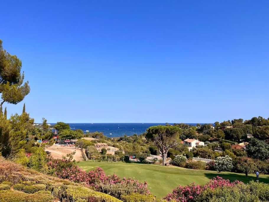 - une vue sur un parcours de golf avec l'océan en arrière-plan dans l'établissement CAP ESTEREL AGAY SAINT RAPHAEL VUE MER Studio 4 personnes chez Evelyne, à Saint-Raphaël