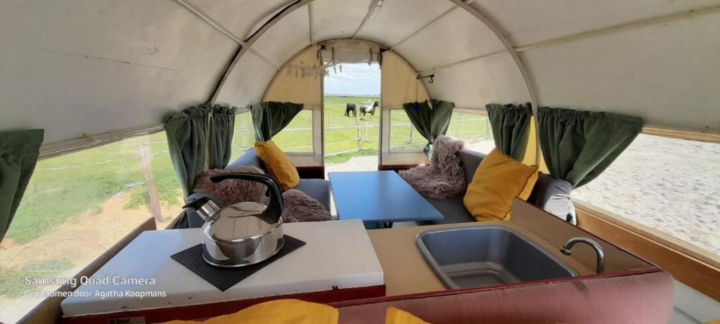 mały namiot ze stołem i umywalką w obiekcie De Huifkar, bij Sneek aan elfstedenroute w mieście Hommerts