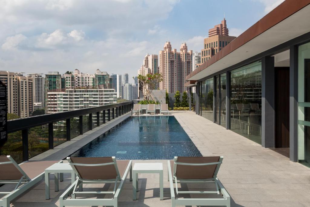 新加坡的住宿－哈夫洛克路易凱恩服務公寓式酒店，一座带椅子的建筑屋顶上的游泳池