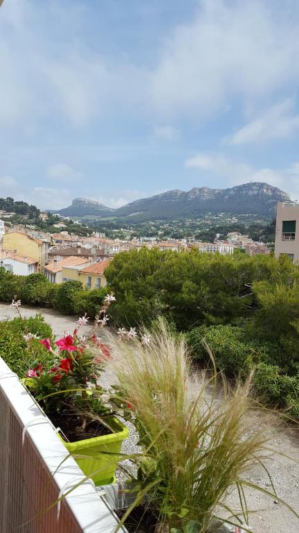 une vue d'une ville depuis un balcon fleuri dans l'établissement Résidence La Rade Cassis, à Cassis