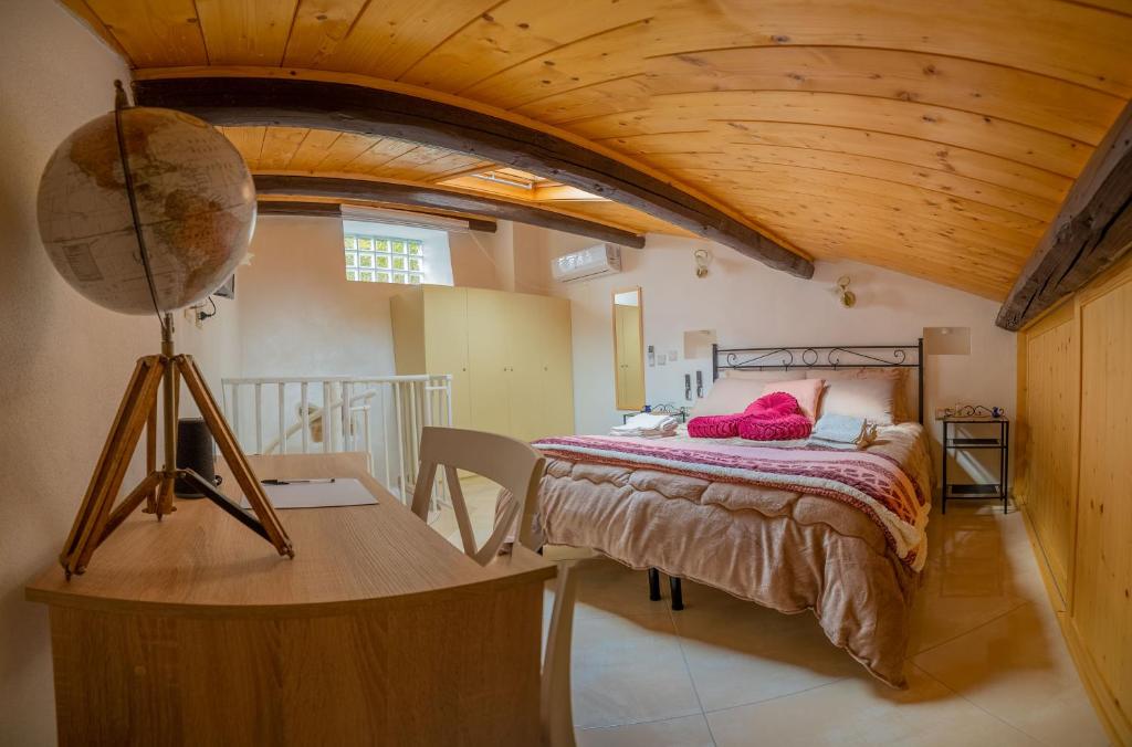 Ένα ή περισσότερα κρεβάτια σε δωμάτιο στο Appartamento elegante in centro "S'Apposentu de Iaia" SHARDAN-APARTMENTS