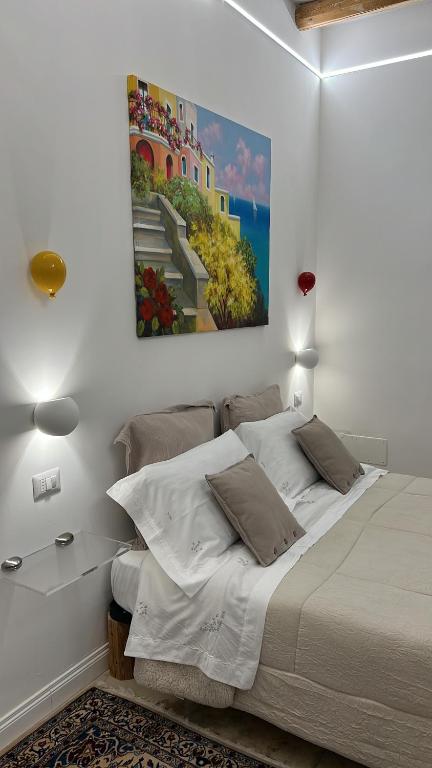 - une chambre avec un lit et une peinture murale dans l'établissement Suite Battisti 7, à Lecce