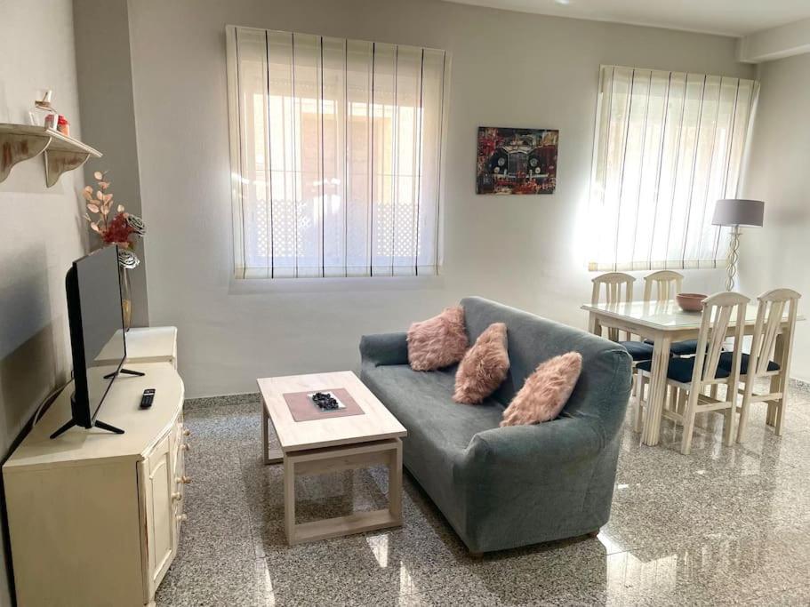 Televízia a/alebo spoločenská miestnosť v ubytovaní Apartamento El Templo