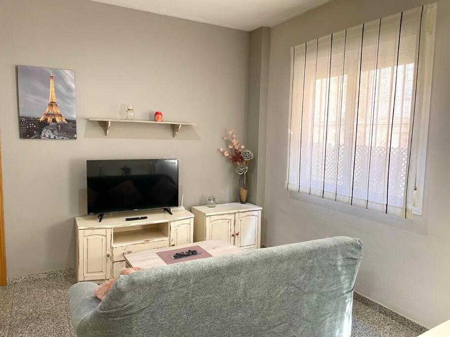 Televízia a/alebo spoločenská miestnosť v ubytovaní Apartamento El Templo