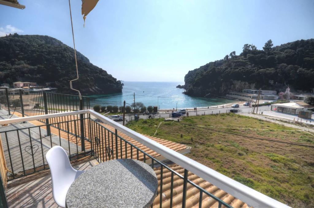 d'un balcon avec une table et une vue sur l'océan. dans l'établissement Astacos Studios, à Paleokastritsa