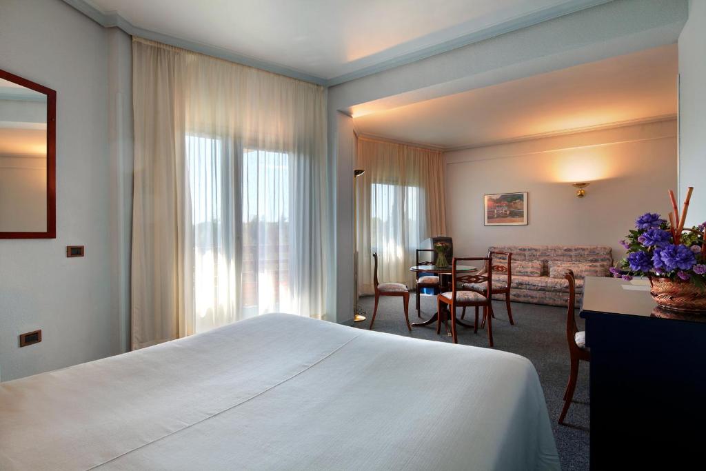 Postel nebo postele na pokoji v ubytování Hotel Rey Sancho Ramírez Somontano SL