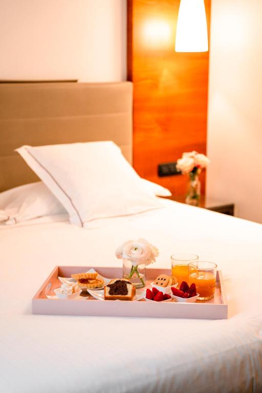 Postel nebo postele na pokoji v ubytování Red's Redaelli Hotel