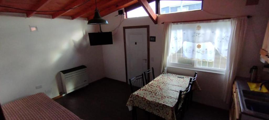 Habitación pequeña con mesa y ventana en Casa 2/4 pax Río Grande Tierra del Fuego en Río Grande