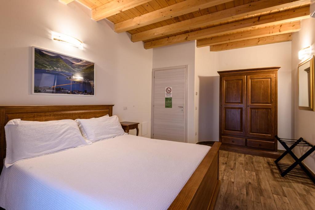 Łóżko lub łóżka w pokoju w obiekcie il Glicine B&B RISTORANTE