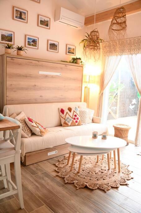 Posedenie v ubytovaní Maisonnette avec terrasse et jardin-Parking privé-9mn des plages à pied