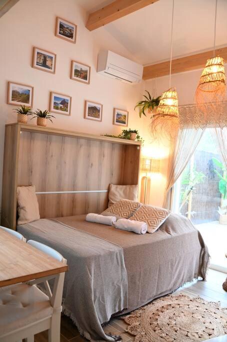 Posteľ alebo postele v izbe v ubytovaní Maisonnette avec terrasse et jardin-Parking privé-9mn des plages à pied