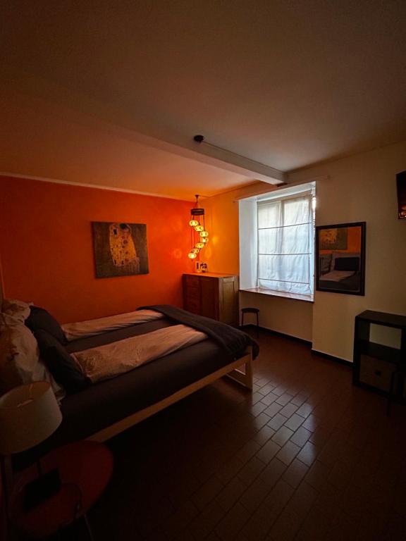 Postel nebo postele na pokoji v ubytování Charming Room in the heart of Locarno