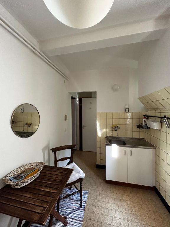 Kuchyň nebo kuchyňský kout v ubytování Charming Room in the heart of Locarno