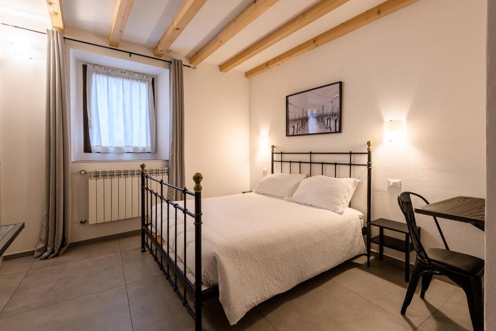 Łóżko lub łóżka w pokoju w obiekcie il Glicine B&B RISTORANTE