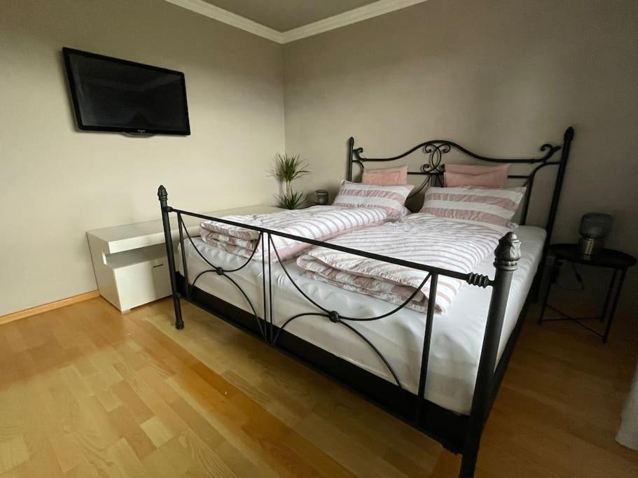 Postel nebo postele na pokoji v ubytování Ferienwohnung Leuchtbergblick mit Terrasse und PKW Stellplatz
