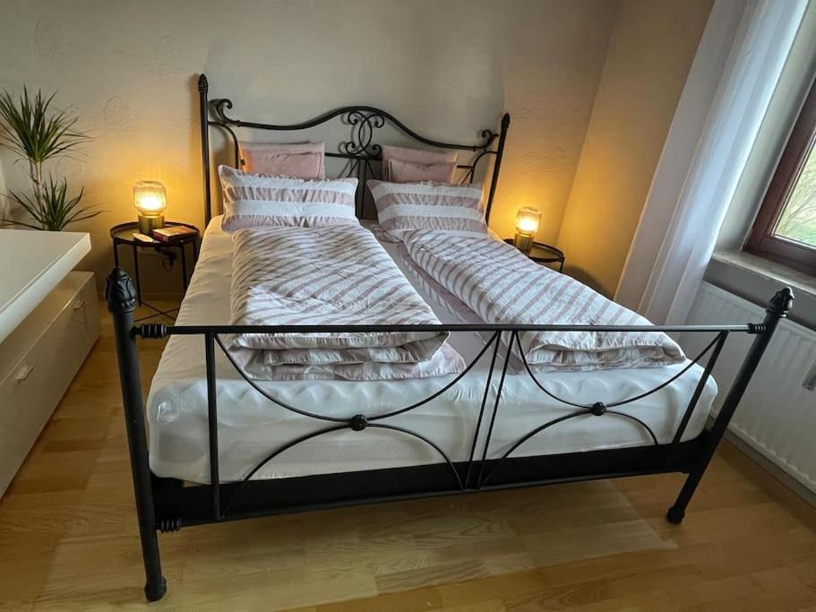 Postel nebo postele na pokoji v ubytování Ferienwohnung Leuchtbergblick mit Terrasse und PKW Stellplatz