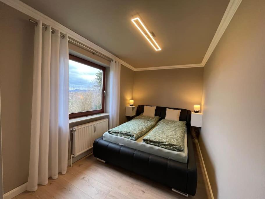 Postel nebo postele na pokoji v ubytování Ferienwohnung Leuchtbergblick mit Terrasse und PKW Stellplatz