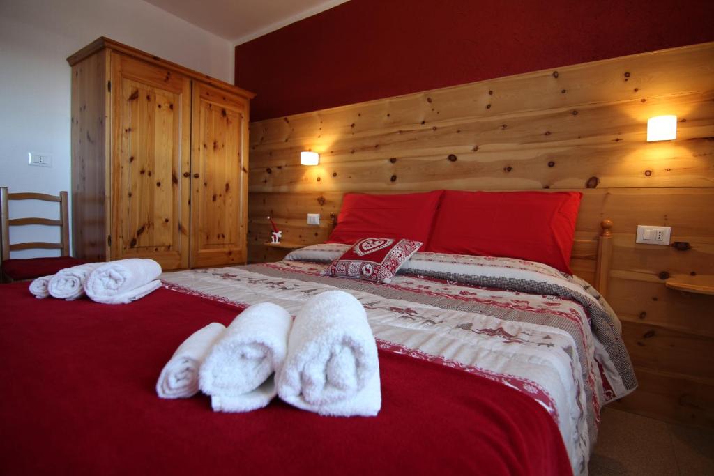 a bedroom with a bed with towels on it at Fleurs De Neige in Pila