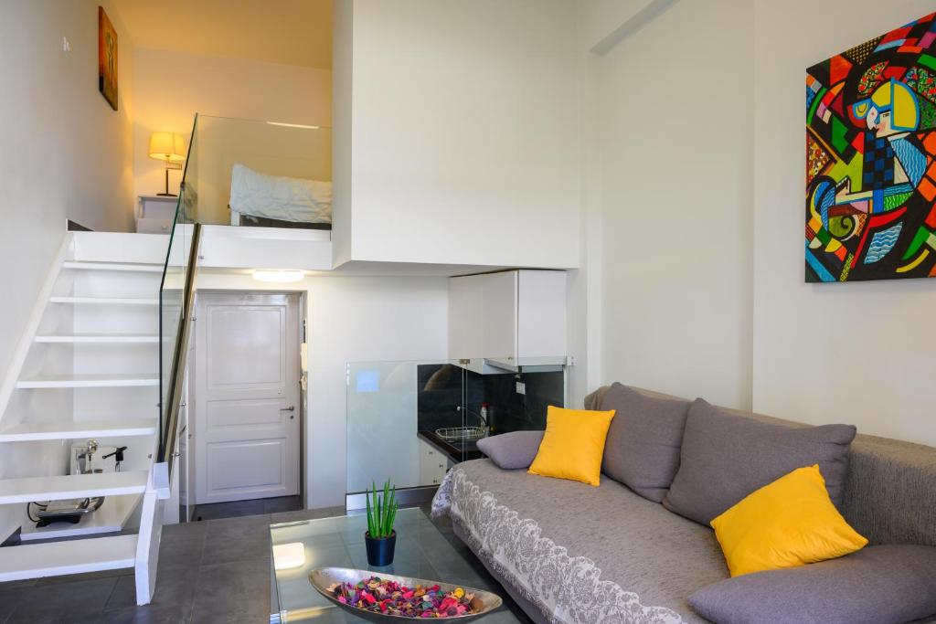 Posedenie v ubytovaní Luxury Studio Apartment in the City Center