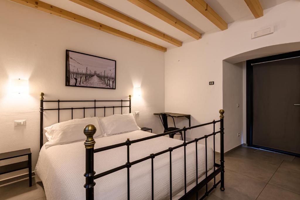 Łóżko lub łóżka w pokoju w obiekcie il Glicine B&B RISTORANTE