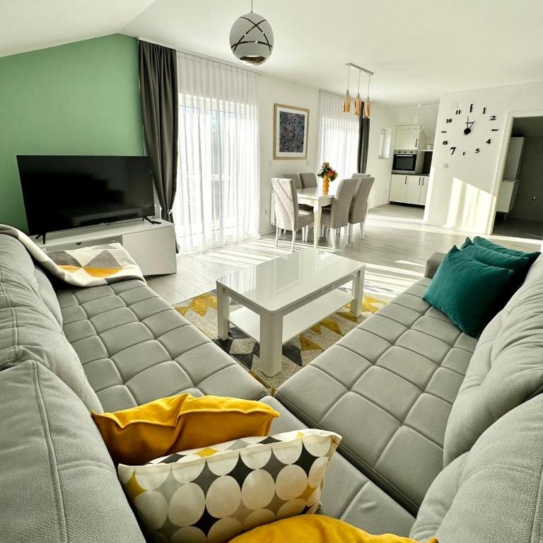 ein Wohnzimmer mit einem Sofa und einem Tisch in der Unterkunft Lux Apartments Minja in Pale