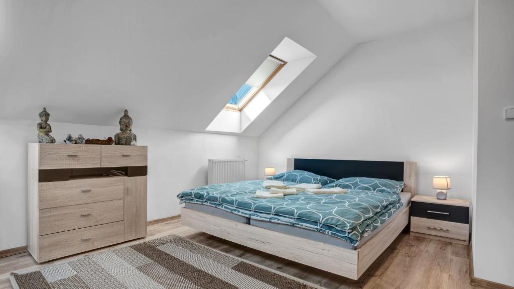 Postel nebo postele na pokoji v ubytování Apartmány Čtyřlístek