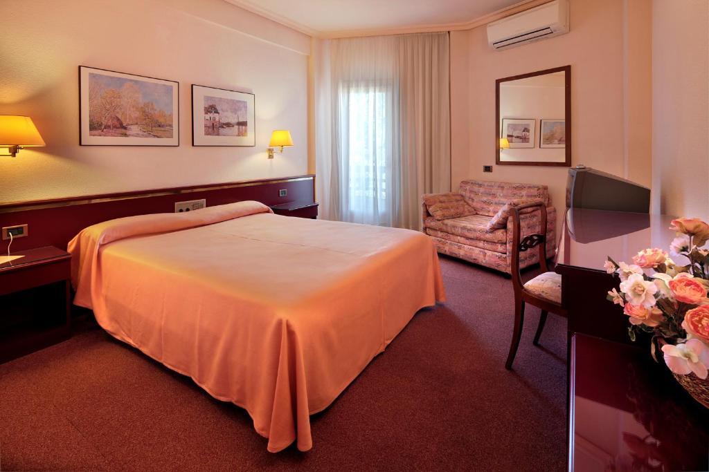 Postel nebo postele na pokoji v ubytování Hotel Rey Sancho Ramírez Somontano SL