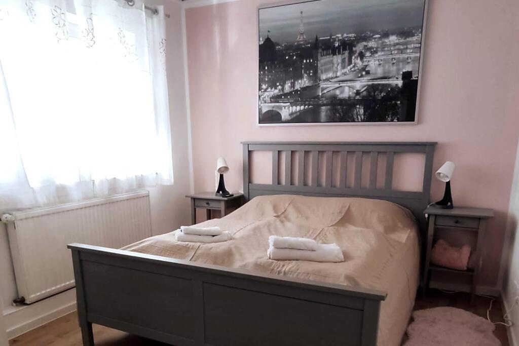 1 dormitorio con 1 cama con 2 toallas en Schönes gemütliches Haus TopLage, en Freinsheim