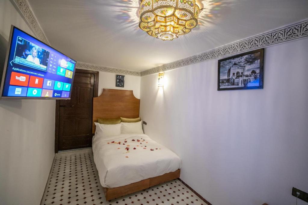 Postel nebo postele na pokoji v ubytování Riad Dari Fes