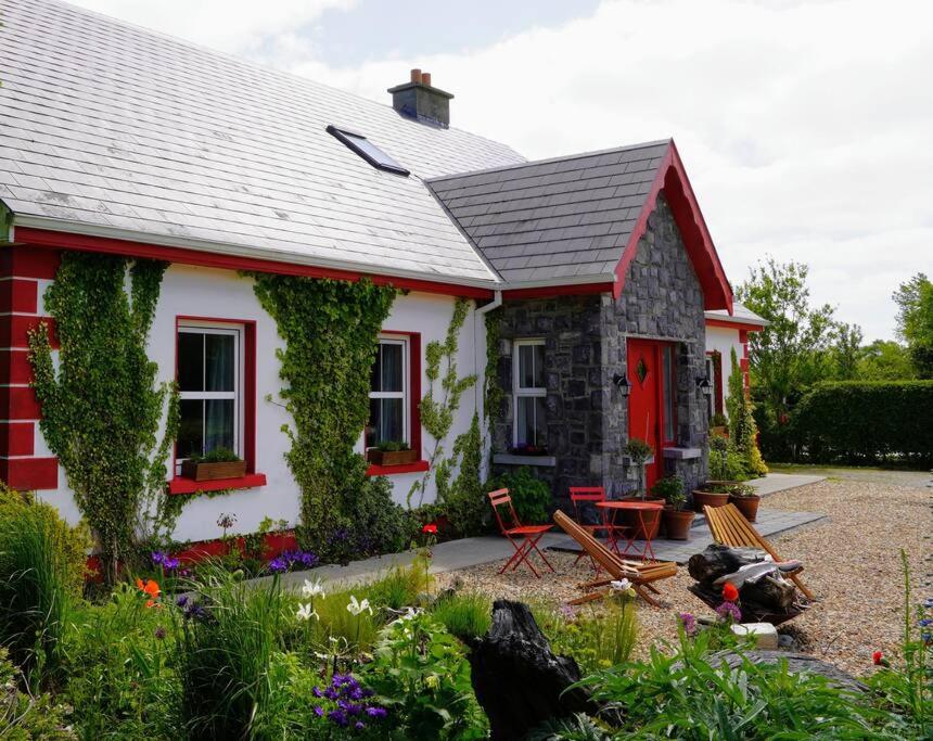 una casa roja y blanca con un jardín frente a ella en Lakeview Retreat, 