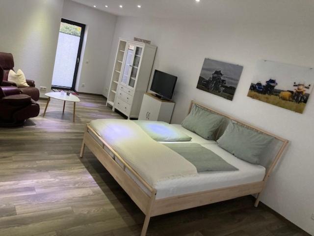 - une chambre avec un lit et un salon dans l'établissement Wohnung in Schalkenbach-Vinxt, à Schalkenbach