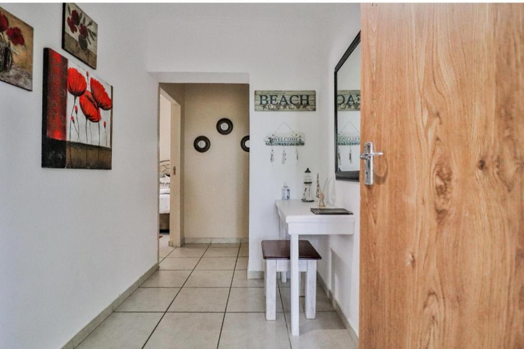 een badkamer met een witte wastafel en een tafel bij St Lucia Safari Logde Holiday Home in St Lucia