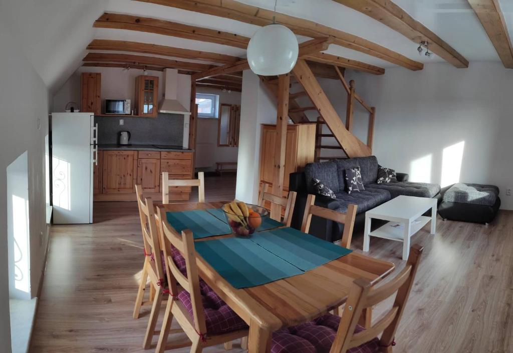 eine Küche und ein Esszimmer mit einem Tisch und Stühlen in der Unterkunft Villa Joanna in Franzensbad