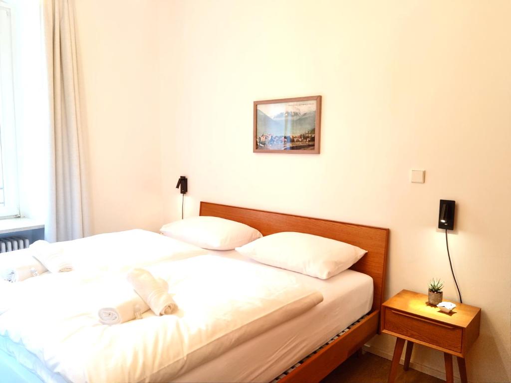 2 Einzelbetten in einem Zimmer mit einem Tisch in der Unterkunft Apartment Emilie with parking historic city center in Meran