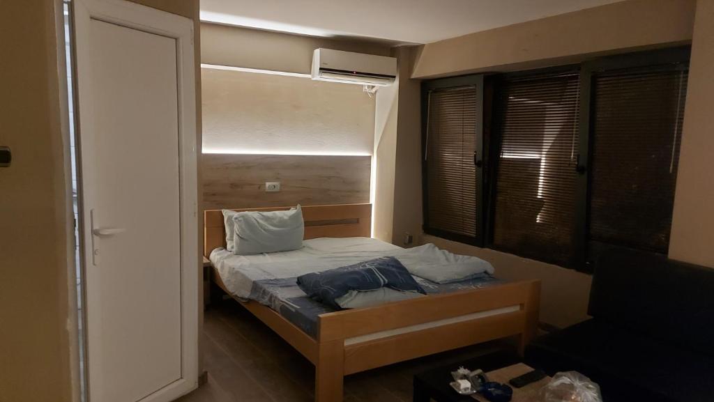 un piccolo letto in una camera con finestra di Skopje Apartment a Skopje