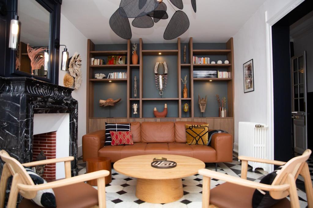 een woonkamer met een bank en een tafel bij Villa L'Anse - 1er étage in Étretat