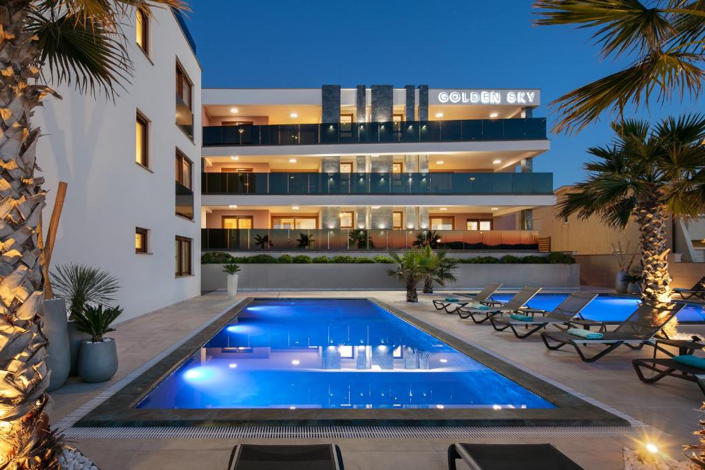 een huis met een zwembad voor een gebouw bij Malibu Imperial Resort in Vir