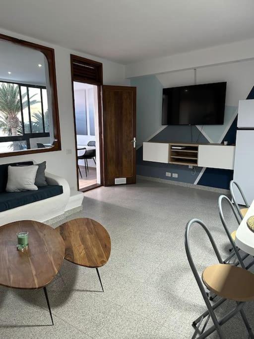 Televízia a/alebo spoločenská miestnosť v ubytovaní Apartamento SariPedri