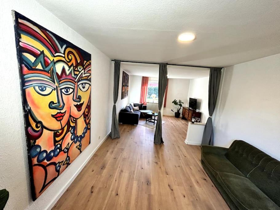 ein Wohnzimmer mit einem großen Gemälde an der Wand in der Unterkunft ART House /15 Min. Düsseldorf Messe,Airport & City in Meerbusch