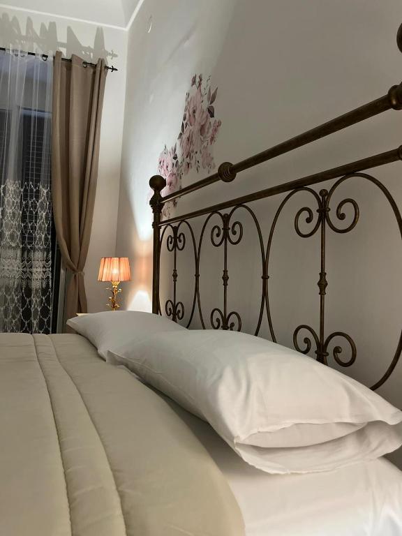 A bed or beds in a room at NicAnto's Home