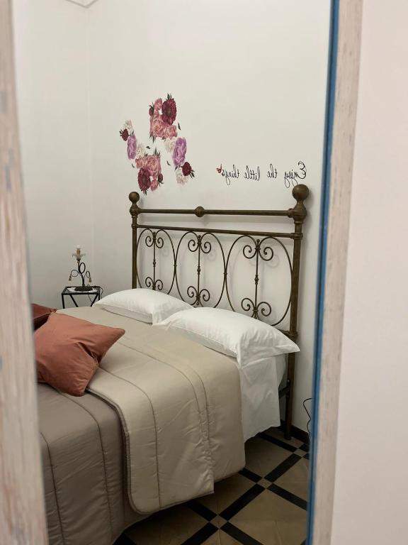 A bed or beds in a room at NicAnto's Home