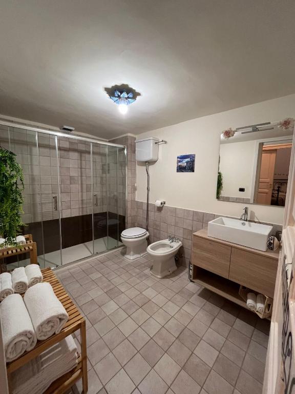 A bathroom at NicAnto's Home