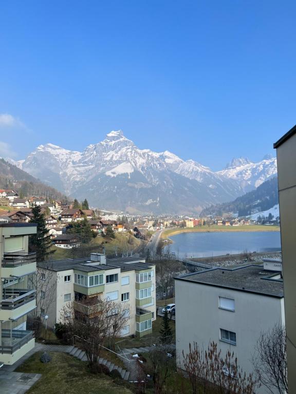 uma vista para uma cidade com uma montanha ao fundo em Wunderstay Alpine 401 Chic Studio with Mountain view em Engelberg