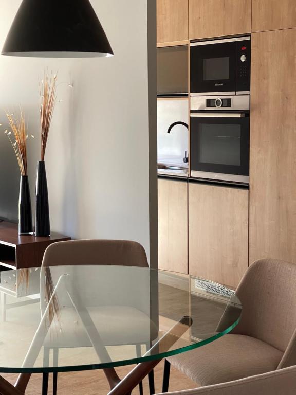 a glass table and a chair in a living room at Apartamento deluxe en Pocitos_Life Veintiseis Apartments in Montevideo