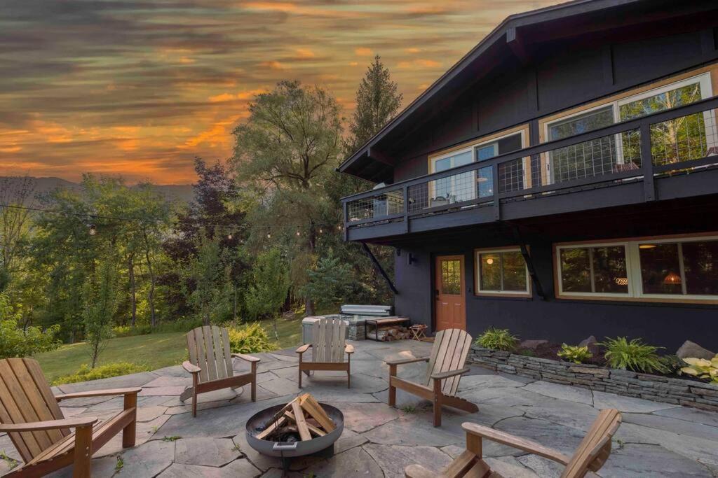 杭特的住宿－Secluded Chalet with Hot Tub, Mountain View’s，房屋设有带椅子和火坑的庭院