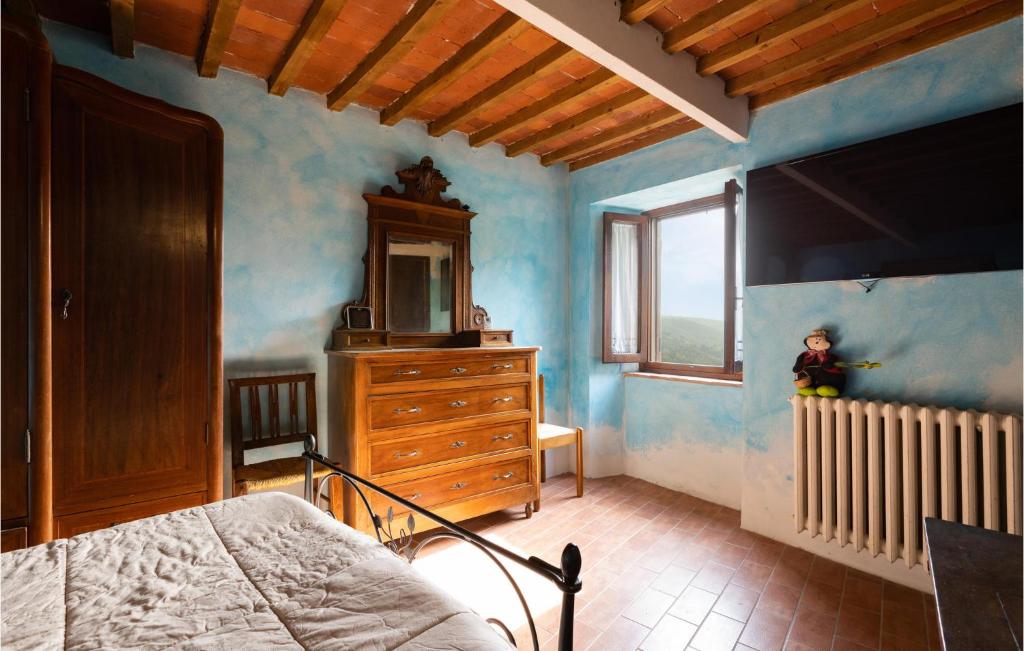 Televízia a/alebo spoločenská miestnosť v ubytovaní 3 Bedroom Cozy Home In Sorana
