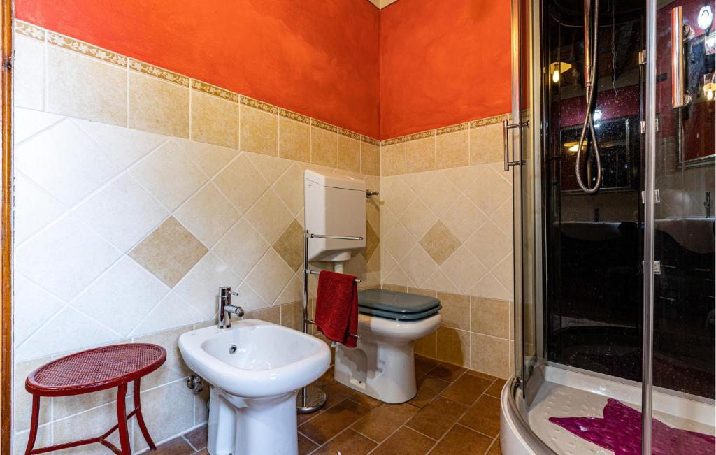 Kúpeľňa v ubytovaní 3 Bedroom Cozy Home In Sorana