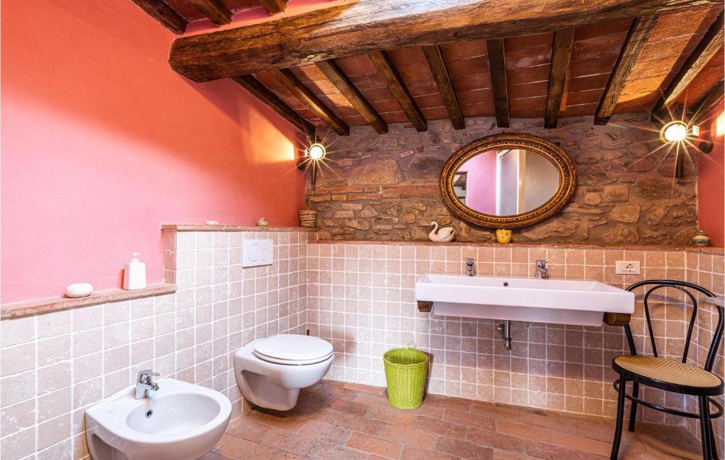 Kúpeľňa v ubytovaní 3 Bedroom Cozy Home In Sorana